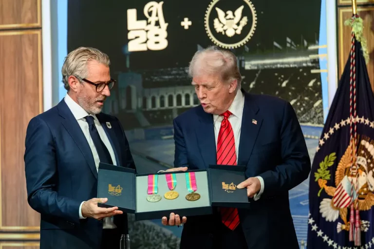 FOTOGRAFÍA. WASHINGTON (ESTADOS UNIDOS DE AMÉRICA), 05 DE AGOSTO DE 2025. El presidente de los Estados Unidos de América, Donald John Trump (d), crea el Grupo de Trabajo sobre los Juegos Olímpicos de Verano y agradece al presidente del Comité de los JJOO 2028 (La28), Gene Sykes (i), por "prohibir que los hombres compitan en deportes femeninos". "Estados Unidos de América no permitirá que los hombres roben trofeos a las mujeres en los Juegos Olímpicos de 2028, y valoramos la imparcialidad" en los Angeles 2028 Olympic & Paralympic Games (La28). Así advirtió el presidente Trump en referencia a los hombre que se autoproclama "mujeres" y luego compiten en deportes femenino. Estuvieron presentes, el vicepresidente del Gobierno de los Estados Unidos de América, James David Vance; la secretaria del Departamento de Seguridad Nacional Nacional de los Estados Unidos de América, Kristi Lynn Arnold Noem (Kristi Noem); el presidente del Comité de los JJOO 2028 (La28), Gene Tiger Sykes (i); entre otros. Lasvocesdelpueblo (Ñ Pueblo)