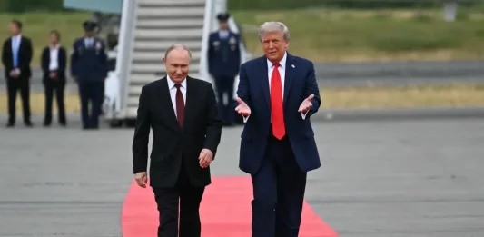 FOTOGRAFÍA. ANCHORAGE (ESTADO DE ALASKA) ESTADOS UNIDOS DE AMÉRICA, EEUU, 15 DE AGOSTO DE 2025. El presidente de los Estados Unidos de América (EEUU), líder del partido patriota estadounidense Partido Republicano, y líder del mundo libre, Donald John Trump (d); ha recibido hoy, viernes 15 de agosto de 2025, de manera emotiva en este día histórico para la Humanidad, a su homólogo de la Federación Rusa (Rusia), Vladímir Vladimirovich Putin (Vladimir Putin) (i); en Anchorage (Estado de Alaska) Estados Unidos de América. El encuentro y la recepción tienen lugar en: pista de aterrizaje de la base aérea de Elmendorf-Richardson, a las afueras de Anchorage (Estado Alaska). Afp
