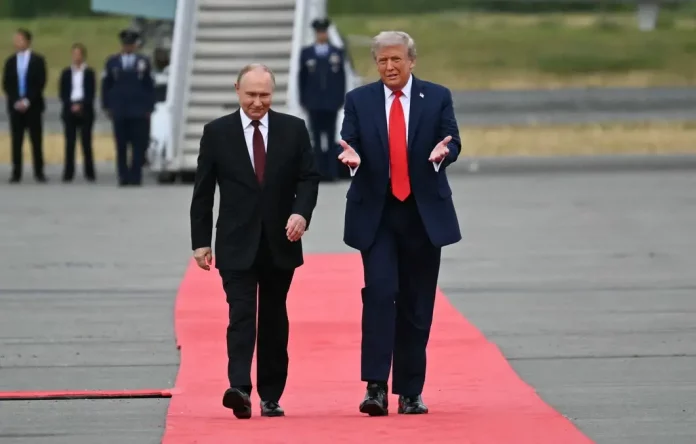 FOTOGRAFÍA. ANCHORAGE (ESTADO DE ALASKA) ESTADOS UNIDOS DE AMÉRICA, EEUU, 15 DE AGOSTO DE 2025. El presidente de los Estados Unidos de América (EEUU), líder del partido patriota estadounidense Partido Republicano, y líder del mundo libre, Donald John Trump (d); ha recibido hoy, viernes 15 de agosto de 2025, de manera emotiva en este día histórico para la Humanidad, a su homólogo de la Federación Rusa (Rusia), Vladímir Vladimirovich Putin (Vladimir Putin) (i); en Anchorage (Estado de Alaska) Estados Unidos de América. El encuentro y la recepción tienen lugar en: pista de aterrizaje de la base aérea de Elmendorf-Richardson, a las afueras de Anchorage (Estado Alaska). Afp