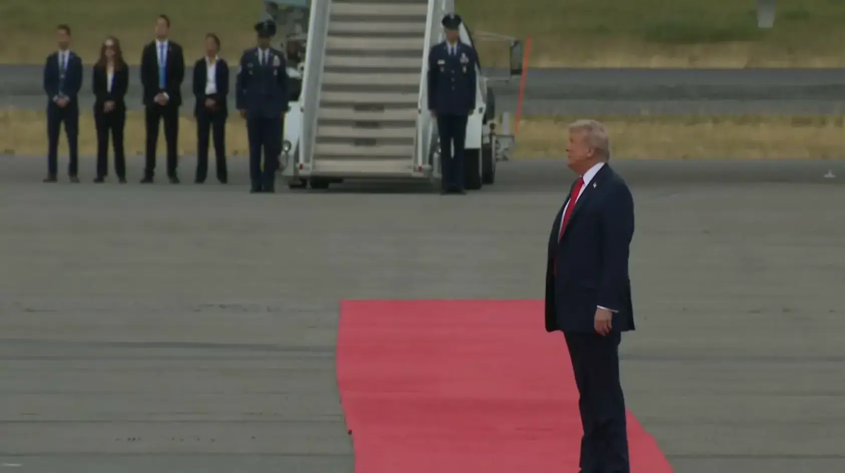 FOTOGRAFÍA. ANCHORAGE (ESTADO DE ALASKA) ESTADOS UNIDOS DE AMÉRICA, EEUU, 15 DE AGOSTO DE 2025. El presidente de los Estados Unidos de América (EEUU), líder del partido patriota estadounidense Partido Republicano, y líder del mundo libre, Donald John Trump (d); ha recibido hoy, viernes 15 de agosto de 2025, de manera emotiva en este día histórico para la Humanidad, a su homólogo de la Federación Rusa (Rusia), Vladímir Vladimirovich Putin (Vladimir Putin) (i); en Anchorage (Estado de Alaska) Estados Unidos de América. El encuentro y la recepción tienen lugar en: pista de aterrizaje de la base aérea de Elmendorf-Richardson, a las afueras de Anchorage (Estado Alaska). Lasvocesdelpueblo (Ñ Pueblo)