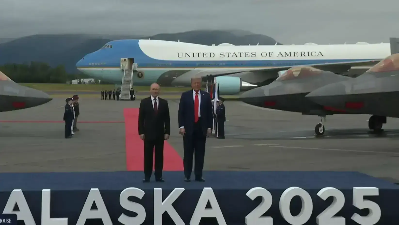 FOTOGRAFÍA. ANCHORAGE (ESTADO DE ALASKA) ESTADOS UNIDOS DE AMÉRICA, EEUU, 15 DE AGOSTO DE 2025. El presidente de los Estados Unidos de América (EEUU), líder del partido patriota estadounidense Partido Republicano, y líder del mundo libre, Donald John Trump (d); ha recibido hoy, viernes 15 de agosto de 2025, de manera emotiva en este día histórico para la Humanidad, a su homólogo de la Federación Rusa (Rusia), Vladímir Vladimirovich Putin (Vladimir Putin) (i); en Anchorage (Estado de Alaska) Estados Unidos de América. El encuentro y la recepción tienen lugar en: pista de aterrizaje de la base aérea de Elmendorf-Richardson, a las afueras de Anchorage (Estado Alaska). Lasvocesdelpueblo (Ñ Pueblo)