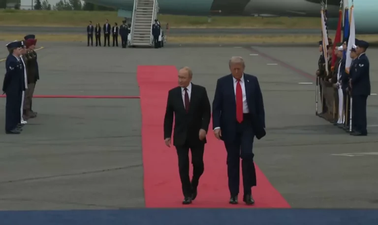 FOTOGRAFÍA. ANCHORAGE (ESTADO DE ALASKA) ESTADOS UNIDOS DE AMÉRICA, EEUU, 15 DE AGOSTO DE 2025. El presidente de los Estados Unidos de América (EEUU), líder del partido patriota estadounidense Partido Republicano, y líder del mundo libre, Donald John Trump (d); ha recibido hoy, viernes 15 de agosto de 2025, de manera emotiva en este día histórico para la Humanidad, a su homólogo de la Federación Rusa (Rusia), Vladímir Vladimirovich Putin (Vladimir Putin) (i); en Anchorage (Estado de Alaska) Estados Unidos de América. El encuentro y la recepción tienen lugar en: pista de aterrizaje de la base aérea de Elmendorf-Richardson, a las afueras de Anchorage (Estado Alaska). Lasvocesdelpueblo (Ñ Pueblo)