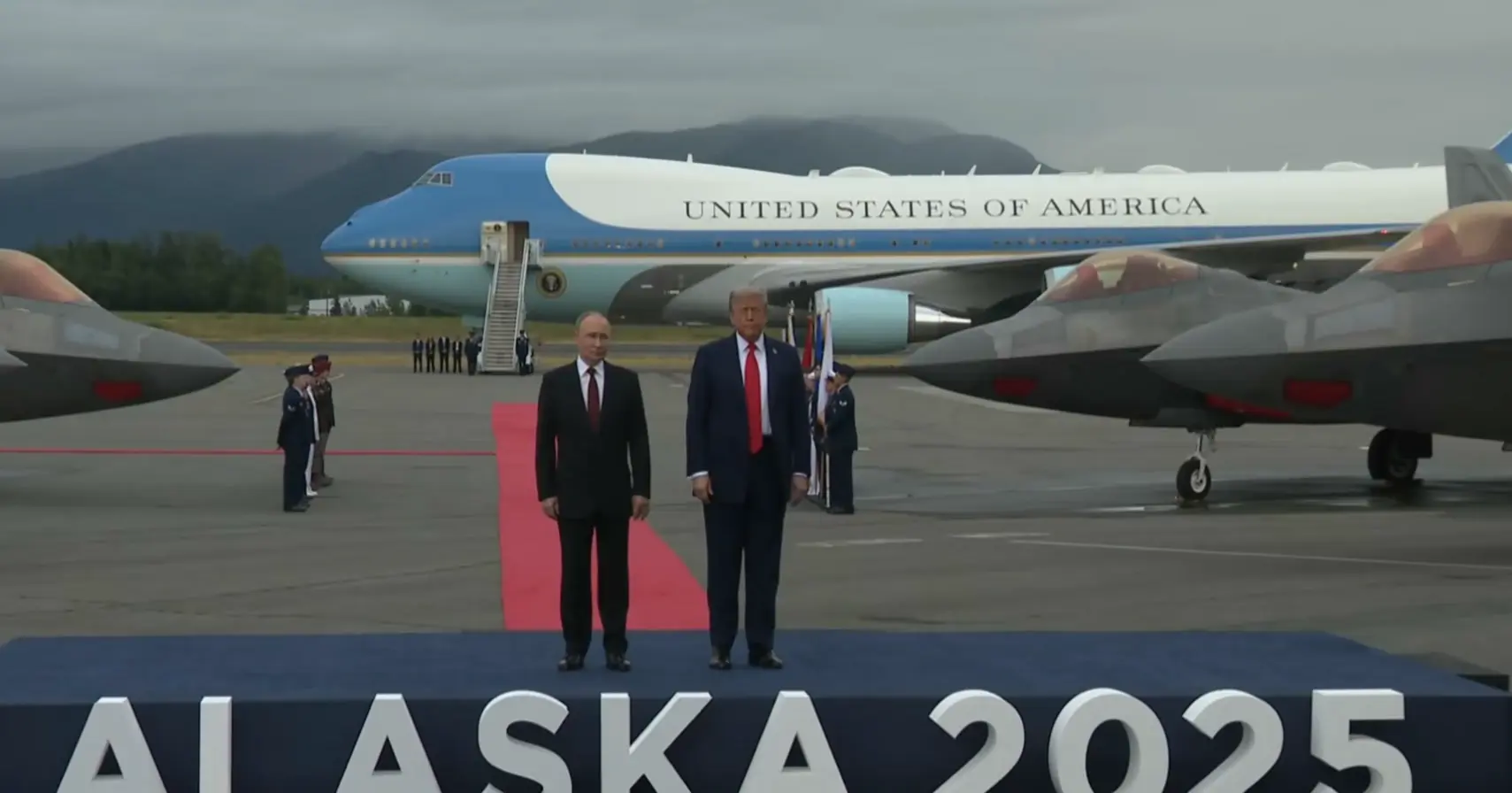 FOTOGRAFÍA. ANCHORAGE (ESTADO DE ALASKA) ESTADOS UNIDOS DE AMÉRICA, EEUU, 15 DE AGOSTO DE 2025. El presidente de los Estados Unidos de América (EEUU), líder del partido patriota estadounidense Partido Republicano, y líder del mundo libre, Donald John Trump (d); ha recibido hoy, viernes 15 de agosto de 2025, de manera emotiva en este día histórico para la Humanidad, a su homólogo de la Federación Rusa (Rusia), Vladímir Vladimirovich Putin (Vladimir Putin) (i); en Anchorage (Estado de Alaska) Estados Unidos de América. El encuentro y la recepción tienen lugar en: pista de aterrizaje de la base aérea de Elmendorf-Richardson, a las afueras de Anchorage (Estado Alaska). Lasvocesdelpueblo (Ñ Pueblo)