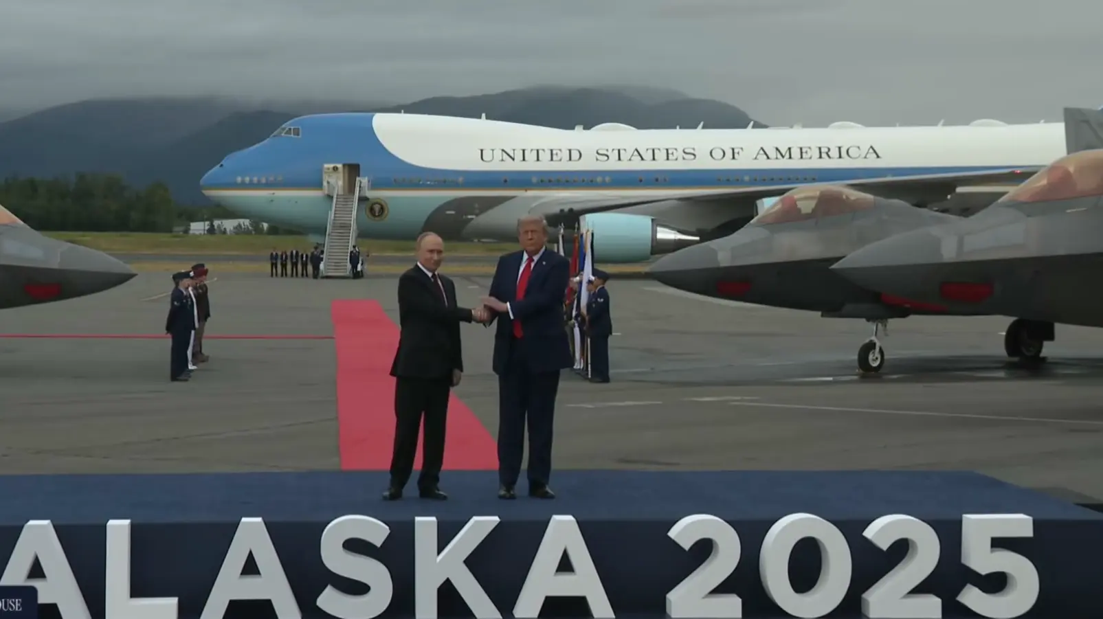 FOTOGRAFÍA. ANCHORAGE (ESTADO DE ALASKA) ESTADOS UNIDOS DE AMÉRICA, EEUU, 15 DE AGOSTO DE 2025. El presidente de los Estados Unidos de América (EEUU), líder del partido patriota estadounidense Partido Republicano, y líder del mundo libre, Donald John Trump (d); ha recibido hoy, viernes 15 de agosto de 2025, de manera emotiva en este día histórico para la Humanidad, a su homólogo de la Federación Rusa (Rusia), Vladímir Vladimirovich Putin (Vladimir Putin) (i); en Anchorage (Estado de Alaska) Estados Unidos de América. El encuentro y la recepción tienen lugar en: pista de aterrizaje de la base aérea de Elmendorf-Richardson, a las afueras de Anchorage (Estado Alaska). Lasvocesdelpueblo (Ñ Pueblo)