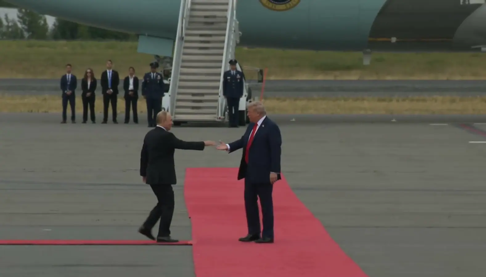FOTOGRAFÍA. ANCHORAGE (ESTADO DE ALASKA) ESTADOS UNIDOS DE AMÉRICA, EEUU, 15 DE AGOSTO DE 2025. El presidente de los Estados Unidos de América (EEUU), líder del partido patriota estadounidense Partido Republicano, y líder del mundo libre, Donald John Trump (d); ha recibido hoy, viernes 15 de agosto de 2025, de manera emotiva en este día histórico para la Humanidad, a su homólogo de la Federación Rusa (Rusia), Vladímir Vladimirovich Putin (Vladimir Putin) (i); en Anchorage (Estado de Alaska) Estados Unidos de América. El encuentro y la recepción tienen lugar en: pista de aterrizaje de la base aérea de Elmendorf-Richardson, a las afueras de Anchorage (Estado Alaska). Lasvocesdelpueblo (Ñ Pueblo)