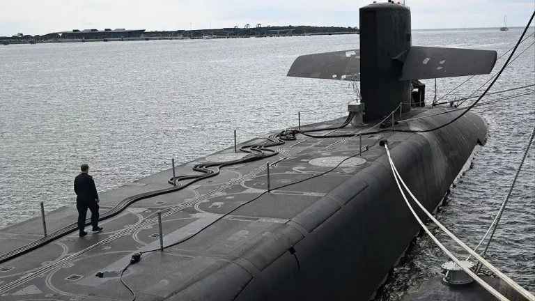 FOTOGRAFÍA. BRISBANE (AUSTRALIA), 30 DE JULIO DE 2025. El submarino estadounidense "USS Ohio" atracado en el puerto de Brisbane, Australia este 30 de julio de 2025. Efe