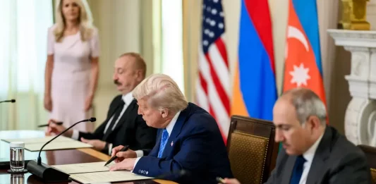 FOTOGRAFÍA. WASHINGTON (ESTADOS UNIDOS DE AMÉRICA, EEUU), 08 DE AGOSTO DE 2025. Trump lucha por la convivencia mundial y paz mundial y arrebata otro nuevo ACUERDO DE PAZ entre dos Naciones al borde de la guerra: Armenia y Azerbaiyán; el "hombre de paz mundial" lo ha conseguido en los 200 días (6 meses) de su llegada al poder, contra todos los pronósticos y previsiones de los globalistas, antisemitas, WOKE, migracionistas: el paquete en el que se esconde los esclavistas y nazis (socialismo) del siglo XXI, precisamente quienes dicen defender paz y democracia, pero hace todo lo contrario: montan muros, señalan, censuran (cancelan), recorta las libertades y se alían con asesinos terroristas e islamistas: el nazismo y fascismo. En la imagen, el presidente de los Estados Unidos de América (EEUU), líder del mundo libre y de la formación política patriota de United States of America (USA), "Partido Republicano", Donald John Trump (c); posa para una foto de Acuerdo de Paz con el presidente de Azerbaiyán, Ilham Heydar oghlu Alíyev (Ilham Aliyev) (i); y el primer ministro de Armenia, Nikol Pashinyan (d); el viernes 8 de agosto de 2025, en el Despacho Oval (oficina del Presidente de EEUU). Los tres mandatarios han realizado una firma una declaración conjunta trilateral que traerá prosperidad, paz y convivencia entre Armenia y Azerbaiyán. Lasvocesdelpueblo (Ñ Pueblo)