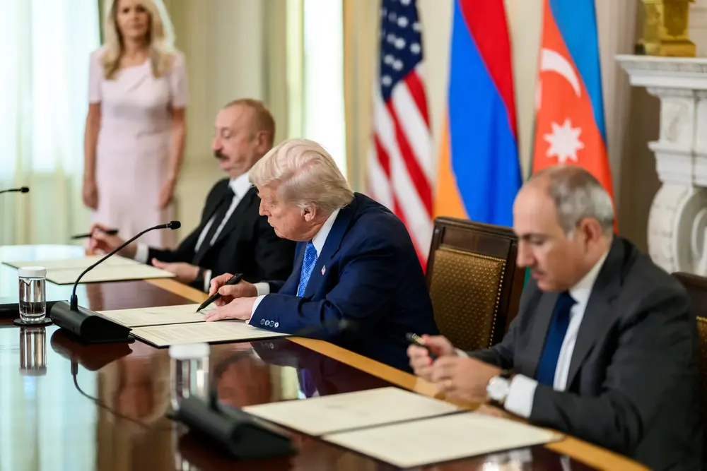 FOTOGRAFÍA. WASHINGTON (ESTADOS UNIDOS DE AMÉRICA, EEUU), 08 DE AGOSTO DE 2025. Trump lucha por la convivencia mundial y paz mundial y arrebata otro nuevo ACUERDO DE PAZ entre dos Naciones al borde de la guerra: Armenia y Azerbaiyán; el "hombre de paz mundial" lo ha conseguido en los 200 días (6 meses) de su llegada al poder, contra todos los pronósticos y previsiones de los globalistas, antisemitas, WOKE, migracionistas: el paquete en el que se esconde los esclavistas y nazis (socialismo) del siglo XXI, precisamente quienes dicen defender paz y democracia, pero hace todo lo contrario: montan muros, señalan, censuran (cancelan), recorta las libertades y se alían con asesinos terroristas e islamistas: el nazismo y fascismo. En la imagen, el presidente de los Estados Unidos de América (EEUU), líder del mundo libre y de la formación política patriota de United States of America (USA), "Partido Republicano", Donald John Trump (c); posa para una foto de Acuerdo de Paz con el presidente de Azerbaiyán, Ilham Heydar oghlu Alíyev (Ilham Aliyev) (i); y el primer ministro de Armenia, Nikol Pashinyan (d); el viernes 8 de agosto de 2025, en el Despacho Oval (oficina del Presidente de EEUU). Los tres mandatarios han realizado una firma una declaración conjunta trilateral que traerá prosperidad, paz y convivencia entre Armenia y Azerbaiyán. Lasvocesdelpueblo (Ñ Pueblo)