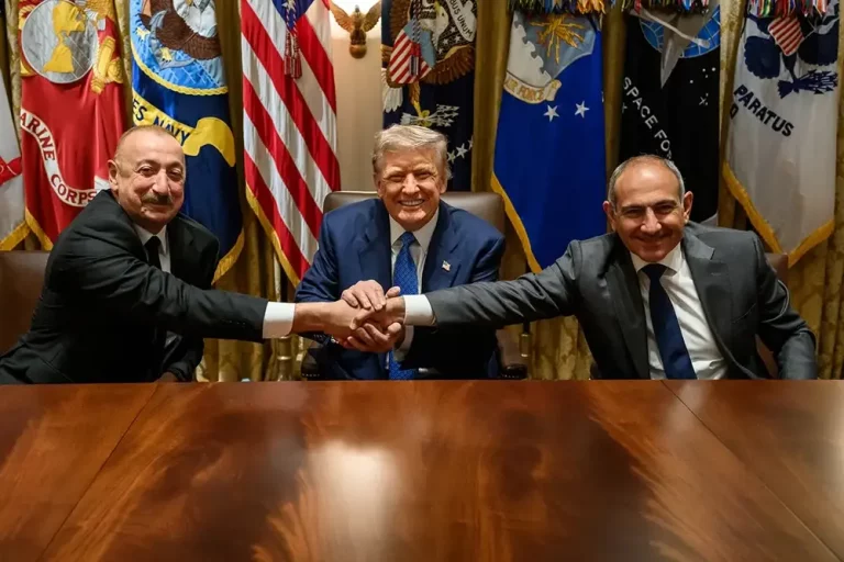 FOTOGRAFÍA. WASHINGTON (ESTADOS UNIDOS DE AMÉRICA, EEUU), 08 DE AGOSTO DE 2025. Trump lucha por la convivencia mundial y paz mundial y arrebata otro nuevo ACUERDO DE PAZ entre dos Naciones al borde de la guerra: Armenia y Azerbaiyán; el "hombre de paz mundial" lo ha conseguido en los 200 días (6 meses) de su llegada al poder, contra todos los pronósticos y previsiones de los globalistas, antisemitas, WOKE, migracionistas: el paquete en el que se esconde los esclavistas y nazis (socialismo) del siglo XXI, precisamente quienes dicen defender paz y democracia, pero hace todo lo contrario: montan muros, señalan, censuran (cancelan), recorta las libertades y se alían con asesinos terroristas e islamistas: el nazismo y fascismo. En la imagen, el presidente de los Estados Unidos de América (EEUU), líder del mundo libre y de la formación política patriota de United States of America (USA), "Partido Republicano", Donald John Trump (c); posa para una foto de Acuerdo de Paz con el presidente de Azerbaiyán, Ilham Heydar oghlu Alíyev (Ilham Aliyev) (i); y el primer ministro de Armenia, Nikol Pashinyan (d); el viernes 8 de agosto de 2025, en el Despacho Oval (oficina del Presidente de EEUU). Los tres mandatarios han realizado una firma una declaración conjunta trilateral que traerá prosperidad, paz y convivencia entre Armenia y Azerbaiyán. Lasvocesdelpueblo (Ñ Pueblo)