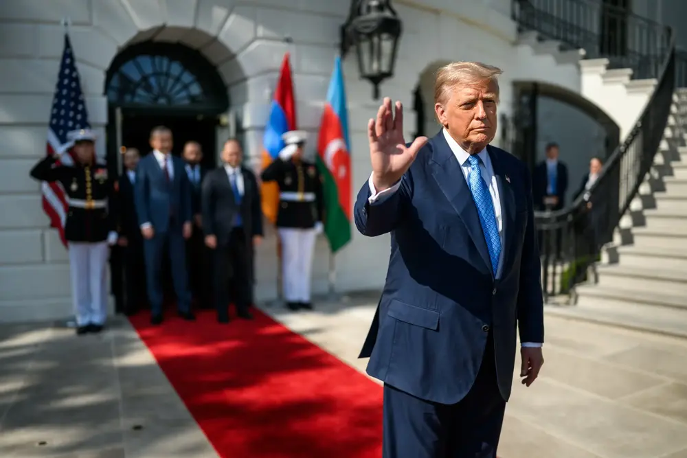 FOTOGRAFÍA. WASHINGTON (ESTADOS UNIDOS DE AMÉRICA, EEUU), 08 DE AGOSTO DE 2025. Trump lucha por la convivencia mundial y paz mundial y arrebata otro nuevo ACUERDO DE PAZ entre dos Naciones al borde de la guerra: Armenia y Azerbaiyán; el "hombre de paz mundial" lo ha conseguido en los 200 días (6 meses) de su llegada al poder, contra todos los pronósticos y previsiones de los globalistas, antisemitas, WOKE, migracionistas: el paquete en el que se esconde los esclavistas y nazis (socialismo) del siglo XXI, precisamente quienes dicen defender paz y democracia, pero hace todo lo contrario: montan muros, señalan, censuran (cancelan), recorta las libertades y se alían con asesinos terroristas e islamistas: el nazismo y fascismo. En la imagen, el presidente de los Estados Unidos de América (EEUU), líder del mundo libre y de la formación política patriota de United States of America (USA), "Partido Republicano", Donald John Trump (en la imagen); posa para una foto de Acuerdo de Paz con el presidente de Azerbaiyán, Ilham Heydar oghlu Alíyev (Ilham Aliyev); y el primer ministro de Armenia, Nikol Pashinyan; el viernes 8 de agosto de 2025, en el Despacho Oval (oficina del Presidente de EEUU). Los tres mandatarios han realizado una firma una declaración conjunta trilateral que traerá prosperidad, paz y convivencia entre Armenia y Azerbaiyán. Lasvocesdelpueblo (Ñ Pueblo)
