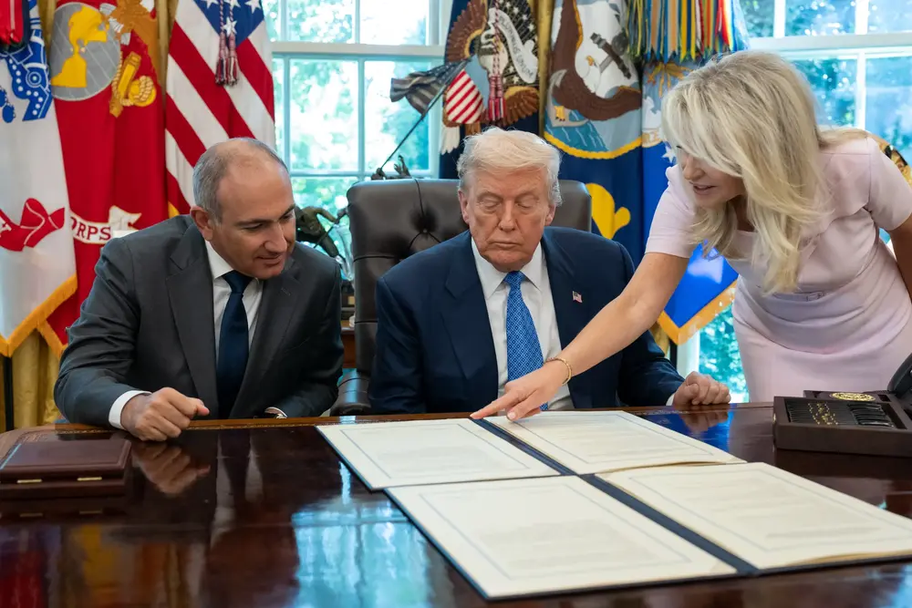 FOTOGRAFÍA. WASHINGTON (ESTADOS UNIDOS DE AMÉRICA, EEUU), 08 DE AGOSTO DE 2025. Trump lucha por la convivencia mundial y paz mundial y arrebata otro nuevo ACUERDO DE PAZ entre dos Naciones al borde de la guerra: Armenia y Azerbaiyán; el "hombre de paz mundial" lo ha conseguido en los 200 días (6 meses) de su llegada al poder, contra todos los pronósticos y previsiones de los globalistas, antisemitas, WOKE, migracionistas: el paquete en el que se esconde los esclavistas y nazis (socialismo) del siglo XXI, precisamente quienes dicen defender paz y democracia, pero hace todo lo contrario: montan muros, señalan, censuran (cancelan), recorta las libertades y se alían con asesinos terroristas e islamistas: el nazismo y fascismo. En la imagen, el presidente de los Estados Unidos de América (EEUU), líder del mundo libre y de la formación política patriota de United States of America (USA), "Partido Republicano", Donald John Trump (c); posa para una foto de Acuerdo de Paz con el presidente de Azerbaiyán, Ilham Heydar oghlu Alíyev (Ilham Aliyev) (i); y el primer ministro de Armenia, Nikol Pashinyan (d); el viernes 8 de agosto de 2025, en el Despacho Oval (oficina del Presidente de EEUU). Los tres mandatarios han realizado una firma una declaración conjunta trilateral que traerá prosperidad, paz y convivencia entre Armenia y Azerbaiyán. Lasvocesdelpueblo (Ñ Pueblo)