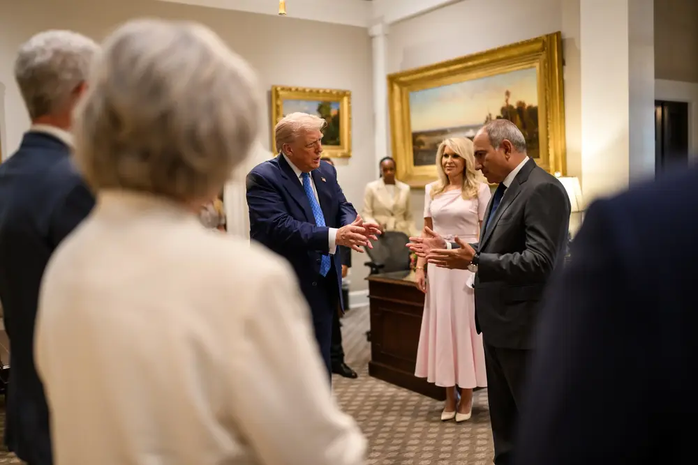 FOTOGRAFÍA. WASHINGTON (ESTADOS UNIDOS DE AMÉRICA, EEUU), 08 DE AGOSTO DE 2025. Trump lucha por la convivencia mundial y paz mundial y arrebata otro nuevo ACUERDO DE PAZ entre dos Naciones al borde de la guerra: Armenia y Azerbaiyán; el "hombre de paz mundial" lo ha conseguido en los 200 días (6 meses) de su llegada al poder, contra todos los pronósticos y previsiones de los globalistas, antisemitas, WOKE, migracionistas: el paquete en el que se esconde los esclavistas y nazis (socialismo) del siglo XXI, precisamente quienes dicen defender paz y democracia, pero hace todo lo contrario: montan muros, señalan, censuran (cancelan), recorta las libertades y se alían con asesinos terroristas e islamistas: el nazismo y fascismo. En la imagen, el presidente de los Estados Unidos de América (EEUU), líder del mundo libre y de la formación política patriota de United States of America (USA), "Partido Republicano", Donald John Trump (i); posa para una foto de Acuerdo de Paz con el presidente de Azerbaiyán, Ilham Heydar oghlu Alíyev (Ilham Aliyev); y el primer ministro de Armenia, Nikol Pashinyan (d); el viernes 8 de agosto de 2025, en el Despacho Oval (oficina del Presidente de EEUU). Los tres mandatarios han realizado una firma una declaración conjunta trilateral que traerá prosperidad, paz y convivencia entre Armenia y Azerbaiyán. Lasvocesdelpueblo (Ñ Pueblo)