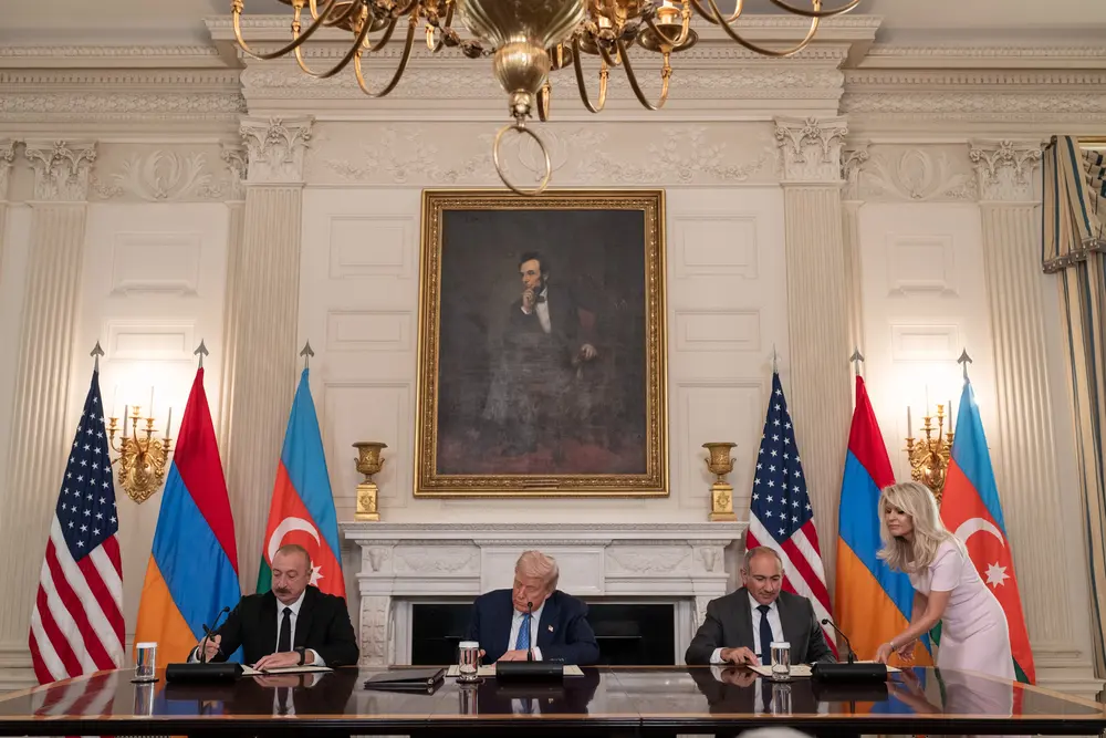 FOTOGRAFÍA. WASHINGTON (ESTADOS UNIDOS DE AMÉRICA, EEUU), 08 DE AGOSTO DE 2025. Trump lucha por la convivencia mundial y paz mundial y arrebata otro nuevo ACUERDO DE PAZ entre dos Naciones al borde de la guerra: Armenia y Azerbaiyán; el "hombre de paz mundial" lo ha conseguido en los 200 días (6 meses) de su llegada al poder, contra todos los pronósticos y previsiones de los globalistas, antisemitas, WOKE, migracionistas: el paquete en el que se esconde los esclavistas y nazis (socialismo) del siglo XXI, precisamente quienes dicen defender paz y democracia, pero hace todo lo contrario: montan muros, señalan, censuran (cancelan), recorta las libertades y se alían con asesinos terroristas e islamistas: el nazismo y fascismo. En la imagen, el presidente de los Estados Unidos de América (EEUU), líder del mundo libre y de la formación política patriota de United States of America (USA), "Partido Republicano", Donald John Trump (c); posa para una foto de Acuerdo de Paz con el presidente de Azerbaiyán, Ilham Heydar oghlu Alíyev (Ilham Aliyev) (i); y el primer ministro de Armenia, Nikol Pashinyan (d); el viernes 8 de agosto de 2025, en el Despacho Oval (oficina del Presidente de EEUU). Los tres mandatarios han realizado una firma una declaración conjunta trilateral que traerá prosperidad, paz y convivencia entre Armenia y Azerbaiyán. Lasvocesdelpueblo (Ñ Pueblo)