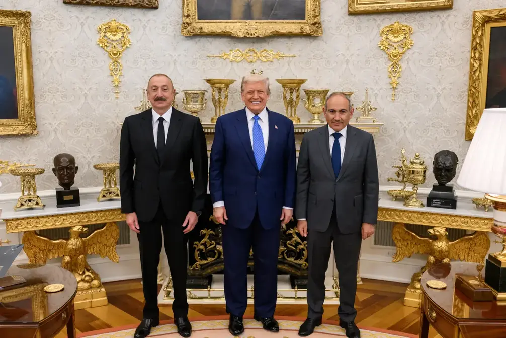 FOTOGRAFÍA. WASHINGTON (ESTADOS UNIDOS DE AMÉRICA, EEUU), 08 DE AGOSTO DE 2025. Trump lucha por la convivencia mundial y paz mundial y arrebata otro nuevo ACUERDO DE PAZ entre dos Naciones al borde de la guerra: Armenia y Azerbaiyán; el "hombre de paz mundial" lo ha conseguido en los 200 días (6 meses) de su llegada al poder, contra todos los pronósticos y previsiones de los globalistas, antisemitas, WOKE, migracionistas: el paquete en el que se esconde los esclavistas y nazis (socialismo) del siglo XXI, precisamente quienes dicen defender paz y democracia, pero hace todo lo contrario: montan muros, señalan, censuran (cancelan), recorta las libertades y se alían con asesinos terroristas e islamistas: el nazismo y fascismo. En la imagen, el presidente de los Estados Unidos de América (EEUU), líder del mundo libre y de la formación política patriota de United States of America (USA), "Partido Republicano", Donald John Trump (c); posa para una foto de Acuerdo de Paz con el presidente de Azerbaiyán, Ilham Heydar oghlu Alíyev (Ilham Aliyev) (i); y el primer ministro de Armenia, Nikol Pashinyan (d); el viernes 8 de agosto de 2025, en el Despacho Oval (oficina del Presidente de EEUU). Los tres mandatarios han realizado una firma una declaración conjunta trilateral que traerá prosperidad, paz y convivencia entre Armenia y Azerbaiyán. Lasvocesdelpueblo (Ñ Pueblo)