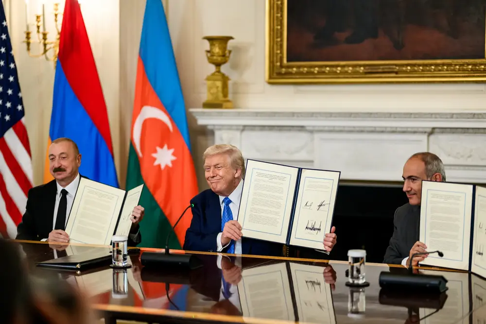 FOTOGRAFÍA. WASHINGTON (ESTADOS UNIDOS DE AMÉRICA, EEUU), 08 DE AGOSTO DE 2025. Trump lucha por la convivencia mundial y paz mundial y arrebata otro nuevo ACUERDO DE PAZ entre dos Naciones al borde de la guerra: Armenia y Azerbaiyán; el "hombre de paz mundial" lo ha conseguido en los 200 días (6 meses) de su llegada al poder, contra todos los pronósticos y previsiones de los globalistas, antisemitas, WOKE, migracionistas: el paquete en el que se esconde los esclavistas y nazis (socialismo) del siglo XXI, precisamente quienes dicen defender paz y democracia, pero hace todo lo contrario: montan muros, señalan, censuran (cancelan), recorta las libertades y se alían con asesinos terroristas e islamistas: el nazismo y fascismo. En la imagen, el presidente de los Estados Unidos de América (EEUU), líder del mundo libre y de la formación política patriota de United States of America (USA), "Partido Republicano", Donald John Trump (en la imagen); posa para una foto de Acuerdo de Paz con el presidente de Azerbaiyán, Ilham Heydar oghlu Alíyev (Ilham Aliyev); y el primer ministro de Armenia, Nikol Pashinyan; el viernes 8 de agosto de 2025, en el Despacho Oval (oficina del Presidente de EEUU). Los tres mandatarios han realizado una firma una declaración conjunta trilateral que traerá prosperidad, paz y convivencia entre Armenia y Azerbaiyán. Lasvocesdelpueblo (Ñ Pueblo)