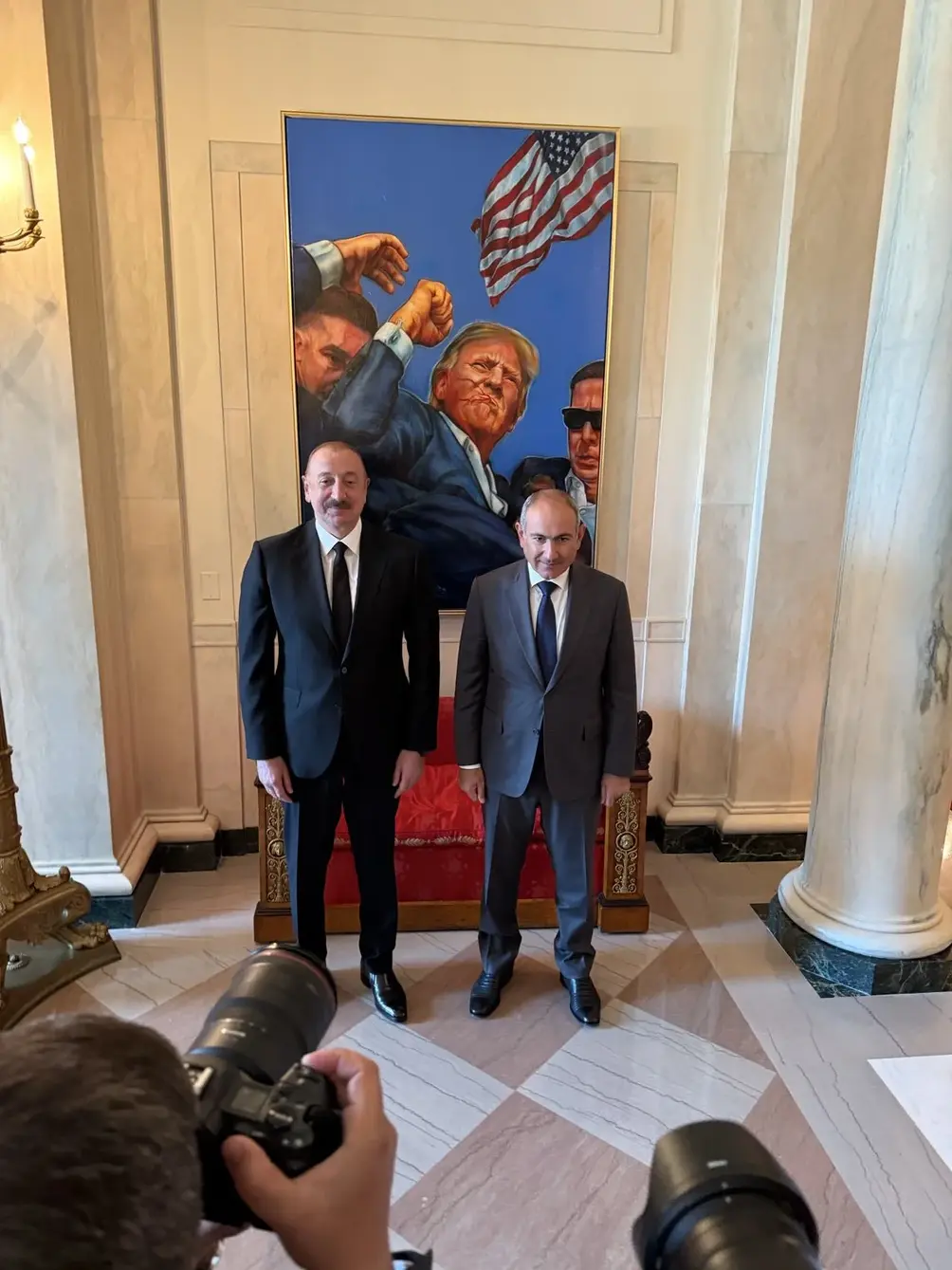 FOTOGRAFÍA. WASHINGTON (ESTADOS UNIDOS DE AMÉRICA, EEUU), 08 DE AGOSTO DE 2025. Trump lucha por la convivencia mundial y paz mundial y arrebata otro nuevo ACUERDO DE PAZ entre dos Naciones al borde de la guerra: Armenia y Azerbaiyán; el "hombre de paz mundial" lo ha conseguido en los 200 días (6 meses) de su llegada al poder, contra todos los pronósticos y previsiones de los globalistas, antisemitas, WOKE, migracionistas: el paquete en el que se esconde los esclavistas y nazis (socialismo) del siglo XXI, precisamente quienes dicen defender paz y democracia, pero hace todo lo contrario: montan muros, señalan, censuran (cancelan), recorta las libertades y se alían con asesinos terroristas e islamistas: el nazismo y fascismo. En la imagen, el presidente de los Estados Unidos de América (EEUU), líder del mundo libre y de la formación política patriota de United States of America (USA), "Partido Republicano", Donald John Trump; posa para una foto de Acuerdo de Paz con el presidente de Azerbaiyán, Ilham Heydar oghlu Alíyev (Ilham Aliyev) (i); y el primer ministro de Armenia, Nikol Pashinyan (d); el viernes 8 de agosto de 2025, en el Despacho Oval (oficina del Presidente de EEUU). Los tres mandatarios han realizado una firma una declaración conjunta trilateral que traerá prosperidad, paz y convivencia entre Armenia y Azerbaiyán. Lasvocesdelpueblo (Ñ Pueblo)