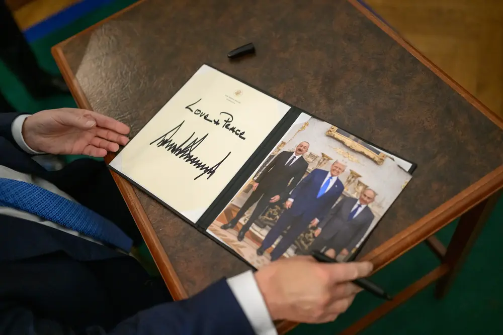 FOTOGRAFÍA. WASHINGTON (ESTADOS UNIDOS DE AMÉRICA, EEUU), 08 DE AGOSTO DE 2025. Trump lucha por la convivencia mundial y paz mundial y arrebata otro nuevo ACUERDO DE PAZ entre dos Naciones al borde de la guerra: Armenia y Azerbaiyán; el "hombre de paz mundial" lo ha conseguido en los 200 días (6 meses) de su llegada al poder, contra todos los pronósticos y previsiones de los globalistas, antisemitas, WOKE, migracionistas: el paquete en el que se esconde los esclavistas y nazis (socialismo) del siglo XXI, precisamente quienes dicen defender paz y democracia, pero hace todo lo contrario: montan muros, señalan, censuran (cancelan), recorta las libertades y se alían con asesinos terroristas e islamistas: el nazismo y fascismo. En la imagen, el presidente de los Estados Unidos de América (EEUU), líder del mundo libre y de la formación política patriota de United States of America (USA), "Partido Republicano", Donald John Trump (c); posa para una foto de Acuerdo de Paz con el presidente de Azerbaiyán, Ilham Heydar oghlu Alíyev (Ilham Aliyev) (i); y el primer ministro de Armenia, Nikol Pashinyan (d); el viernes 8 de agosto de 2025, en el Despacho Oval (oficina del Presidente de EEUU). Los tres mandatarios han realizado una firma una declaración conjunta trilateral que traerá prosperidad, paz y convivencia entre Armenia y Azerbaiyán. Lasvocesdelpueblo (Ñ Pueblo)