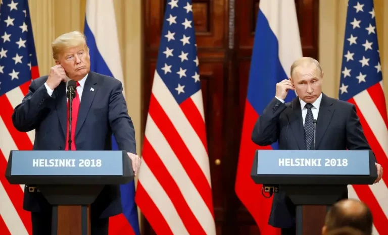 FOTOGRAFÍA. ELHSINKI (FINLANDIA), 16 DE JULIO DE 2018. El 45% de los Estados Unidos de América (EEUU), Donald John Trump (i), y su homólogo de la Federación de Rusia, Vladímir Vladimirovich Putin (Vladimir Putin) (d), durante un encuentro en Helsinki (Finlandia). Efe