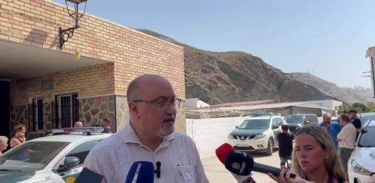 FOTOGRAFÍA. PENDANÍA EL POZUELO (GRANADA (ANDALUCÍA) REINO DE ESPAÑA, 18 DE AGOSTO DE 2025. El portavoz adjunto del Grupo Parlamentario de VOX en el Parlamento de Andalucía y presidente del Comité Ejecutivo Provincial (CEP) de VOX en Granada (Andalucía), Ricardo López Olea, registrado este lunes frente a la Iglesia de El Pozuelo (Granada) Andalucía, institución eclesiástica cristiana atacada por un soldado islamista de África (magrebí9, durante una rueda de prensa. Lasvocesdelpueblo (Ñ Pueblo)