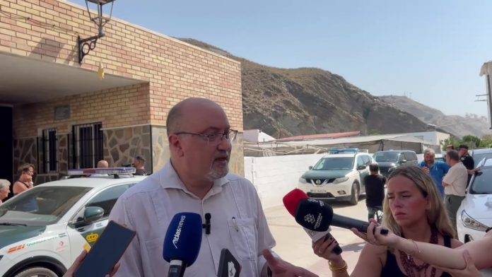 FOTOGRAFÍA. PENDANÍA EL POZUELO (GRANADA (ANDALUCÍA) REINO DE ESPAÑA, 18 DE AGOSTO DE 2025. El portavoz adjunto del Grupo Parlamentario de VOX en el Parlamento de Andalucía y presidente del Comité Ejecutivo Provincial (CEP) de VOX en Granada (Andalucía), Ricardo López Olea, registrado este lunes frente a la Iglesia de El Pozuelo (Granada) Andalucía, institución eclesiástica cristiana atacada por un soldado islamista de África (magrebí9, durante una rueda de prensa. Lasvocesdelpueblo (Ñ Pueblo)