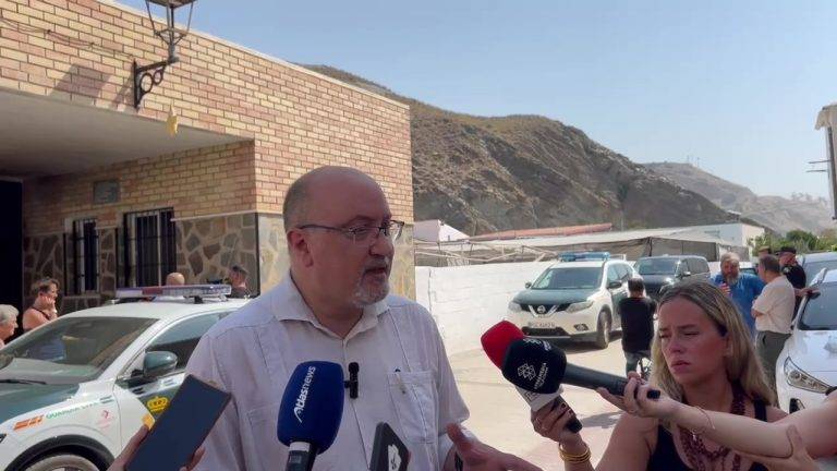 FOTOGRAFÍA. PENDANÍA EL POZUELO (GRANADA (ANDALUCÍA) REINO DE ESPAÑA, 18 DE AGOSTO DE 2025. El portavoz adjunto del Grupo Parlamentario de VOX en el Parlamento de Andalucía y presidente del Comité Ejecutivo Provincial (CEP) de VOX en Granada (Andalucía), Ricardo López Olea, registrado este lunes frente a la Iglesia de El Pozuelo (Granada) Andalucía, institución eclesiástica cristiana atacada por un soldado islamista de África (magrebí9, durante una rueda de prensa. Lasvocesdelpueblo (Ñ Pueblo)