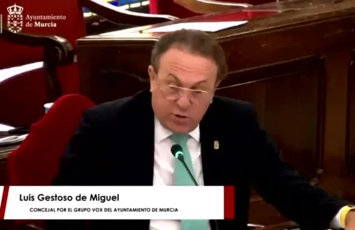 VOX cierra el centro de soldados marroquíes y esclavos africanos en Murcia, Murcia, Luís Gestoso de Miguel, MENA,inmigrantes FOTOGRAFÍA. MURCIA (REGIÓN DE MURCIA) REINO DE ESPAÑA, 01 DE AGOSTO DE 2025. El portavoz del Grupo Municipal de VOX en el Ayuntamiento de Murcia, diputado por Murcia al Congreso de los Diputados del 3 de diciembre de 2019 al 30 de mayo de 2023, y miembro del Comité Ejecutivo Nacional (CEN) de VOX, Luís Gestoso de Miguel, participa en el Pleno municipal de este primer día de mes de agosto de 2025. Lasvocesdelpueblo (Ñ Pueblo)