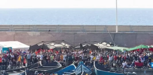 FOTOGRAFÍA. ARGUINEGUÍN (MOGÁN) ESPAÑA, NOVIEMBRE 2020. Vista de varios inmigrantes ilegales en el muelle de Arguineguín (Mogán) España, este mes de noviembre de 2020. Efe
