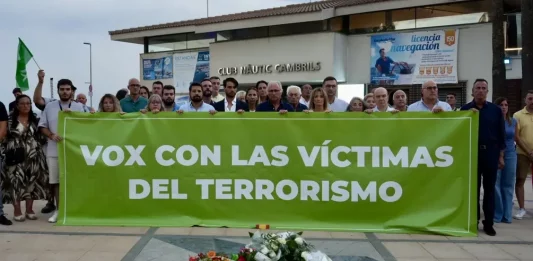 FOTOGRAFÍA. CAMBRILS (TARRAGONA) CATALUÑA (REINO DE ESPAÑA), 18 DE AGOSTO DE 2025. El diputado nacional Juan José Aizcorbe Torra, junto a unas nutridas cúpulas regionales de  VOX Zaragoza (Aragón) y Tarragona (Cataluña): Javier Ramírez Gutiérrez, diputado por Tarragona al Parlamento de Cataluña; Santiago Morón Sanjuan, diputado regional y presidente del Comité Ejecutivo Provincial de VOX (CEP) de Zaragoza; Fermín Civiac Llop, diputado regional y presidente del CEP de VOX Huesca; Carlos Rodrigo Domínguez, diputado provincial de Zaragoza; así como el secretario general del sindicato Solidaridad, Jordi Albert de la Fuente Miró (Jordi de la Fuente), ha denunciado las políticas de fronteras Abiertas y de Queremos Acoger del bipartidismo (Partido Popular, PP, y Partido Socialista, PSOE) juntos a sus socios migracionistas del separatismo y las ultraizquierdas migracionistas y ha dejado claro que la masacre islamista de los Atentados de Cataluña tiene vínculos directos con la inmigración ilegal, masiva y descontrola: los asesinos terroristas del 17-A eran en su mayoría extranjeros o hijos de extranjeros de origen marroquí. Lasvocesdelpueblo (Ñ Pueblo)