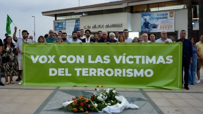 FOTOGRAFÍA. CAMBRILS (TARRAGONA) CATALUÑA (REINO DE ESPAÑA), 18 DE AGOSTO DE 2025. El diputado nacional Juan José Aizcorbe Torra, junto a unas nutridas cúpulas regionales de  VOX Zaragoza (Aragón) y Tarragona (Cataluña): Javier Ramírez Gutiérrez, diputado por Tarragona al Parlamento de Cataluña; Santiago Morón Sanjuan, diputado regional y presidente del Comité Ejecutivo Provincial de VOX (CEP) de Zaragoza; Fermín Civiac Llop, diputado regional y presidente del CEP de VOX Huesca; Carlos Rodrigo Domínguez, diputado provincial de Zaragoza; así como el secretario general del sindicato Solidaridad, Jordi Albert de la Fuente Miró (Jordi de la Fuente), ha denunciado las políticas de fronteras Abiertas y de Queremos Acoger del bipartidismo (Partido Popular, PP, y Partido Socialista, PSOE) juntos a sus socios migracionistas del separatismo y las ultraizquierdas migracionistas y ha dejado claro que la masacre islamista de los Atentados de Cataluña tiene vínculos directos con la inmigración ilegal, masiva y descontrola: los asesinos terroristas del 17-A eran en su mayoría extranjeros o hijos de extranjeros de origen marroquí. Lasvocesdelpueblo (Ñ Pueblo)