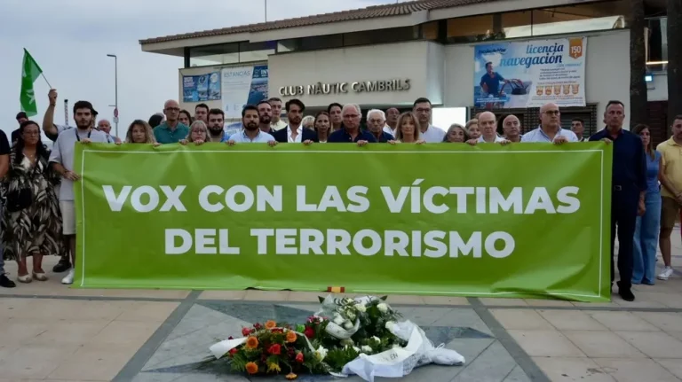 FOTOGRAFÍA. CAMBRILS (TARRAGONA) CATALUÑA (REINO DE ESPAÑA), 18 DE AGOSTO DE 2025. El diputado nacional Juan José Aizcorbe Torra, junto a unas nutridas cúpulas regionales de  VOX Zaragoza (Aragón) y Tarragona (Cataluña): Javier Ramírez Gutiérrez, diputado por Tarragona al Parlamento de Cataluña; Santiago Morón Sanjuan, diputado regional y presidente del Comité Ejecutivo Provincial de VOX (CEP) de Zaragoza; Fermín Civiac Llop, diputado regional y presidente del CEP de VOX Huesca; Carlos Rodrigo Domínguez, diputado provincial de Zaragoza; así como el secretario general del sindicato Solidaridad, Jordi Albert de la Fuente Miró (Jordi de la Fuente), ha denunciado las políticas de fronteras Abiertas y de Queremos Acoger del bipartidismo (Partido Popular, PP, y Partido Socialista, PSOE) juntos a sus socios migracionistas del separatismo y las ultraizquierdas migracionistas y ha dejado claro que la masacre islamista de los Atentados de Cataluña tiene vínculos directos con la inmigración ilegal, masiva y descontrola: los asesinos terroristas del 17-A eran en su mayoría extranjeros o hijos de extranjeros de origen marroquí. Lasvocesdelpueblo (Ñ Pueblo)