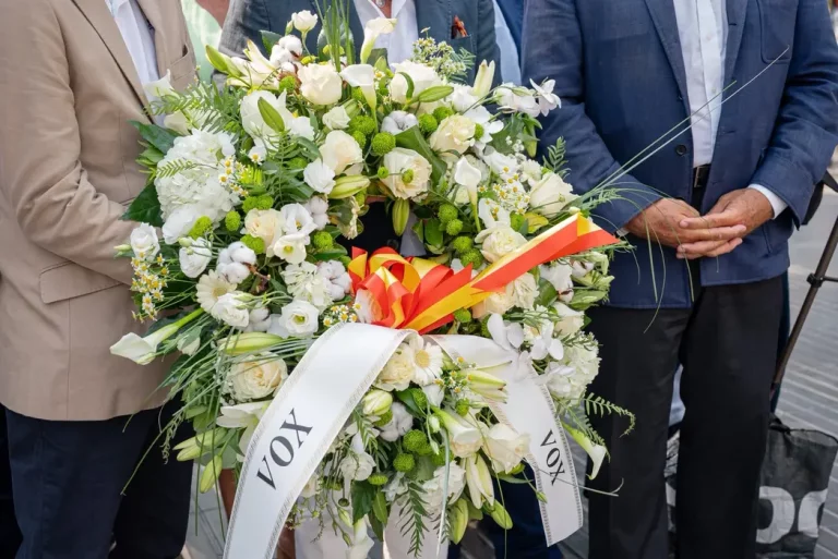 FOTOGRAFÍA. BARCELONA (CATALUÑA) REINO DE ESPAÑA, 17 DE AGOSTO DE 2025. Actos del Octavo Aniversario de los Atentados de Cataluña 17-A. El diputado de VOX por Barcelona al Congreso de los Diputados, Juan José Aizcorbe Torra; encabeza la comitiva de VOX en los homenajes a las víctimas de la masacre yihadista de Cataluña del pasado 17 de agosto de 2017. Estuvieron presentes junto al jefe de filas Aizcorbe, el presidente de VOX en Gerona y diputado catalán por esta provincia, Alberto Tarradas Peneque; el presidente de VOX en Barcelona y portavoz del Grupo Parlamentario en el Parlamento de Cataluña, Joan Garriga Doménech; el presidente del Grupo Municipal en el Ayuntamiento de Barcelona y líder de la formación en la ciudad Condal, Gonzalo de Oro-Pulido Plaza; el concejal en el Ayuntamiento de Barcelona, Liberto Mariano Senderos Oliva (Liberto Senderos) (3d); y varios consejeros de Distritos de la Ciudad de Barcelona. Lasvocesdelpueblo (Ñ Pueblo)