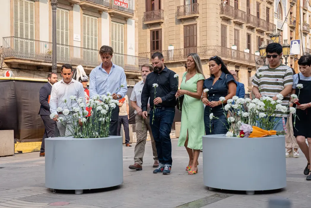 FOTOGRAFÍA. BARCELONA (CATALUÑA) REINO DE ESPAÑA, 17 DE AGOSTO DE 2025. Actos del Octavo Aniversario de los Atentados de Cataluña 17-A. El diputado de VOX por Barcelona al Congreso de los Diputados, Juan José Aizcorbe Torra; encabeza la comitiva de VOX en los homenajes a las víctimas de la masacre yihadista de Cataluña del pasado 17 de agosto de 2017. Estuvieron presentes junto al jefe de filas Aizcorbe, el presidente de VOX en Gerona y diputado catalán por esta provincia, Alberto Tarradas Peneque; el presidente de VOX en Barcelona y portavoz del Grupo Parlamentario en el Parlamento de Cataluña, Joan Garriga Doménech; el presidente del Grupo Municipal en el Ayuntamiento de Barcelona y líder de la formación en la ciudad Condal, Gonzalo de Oro-Pulido Plaza; el concejal en el Ayuntamiento de Barcelona, Liberto Mariano Senderos Oliva (Liberto Senderos) (3d); y varios consejeros de Distritos de la Ciudad de Barcelona. Lasvocesdelpueblo (Ñ Pueblo)