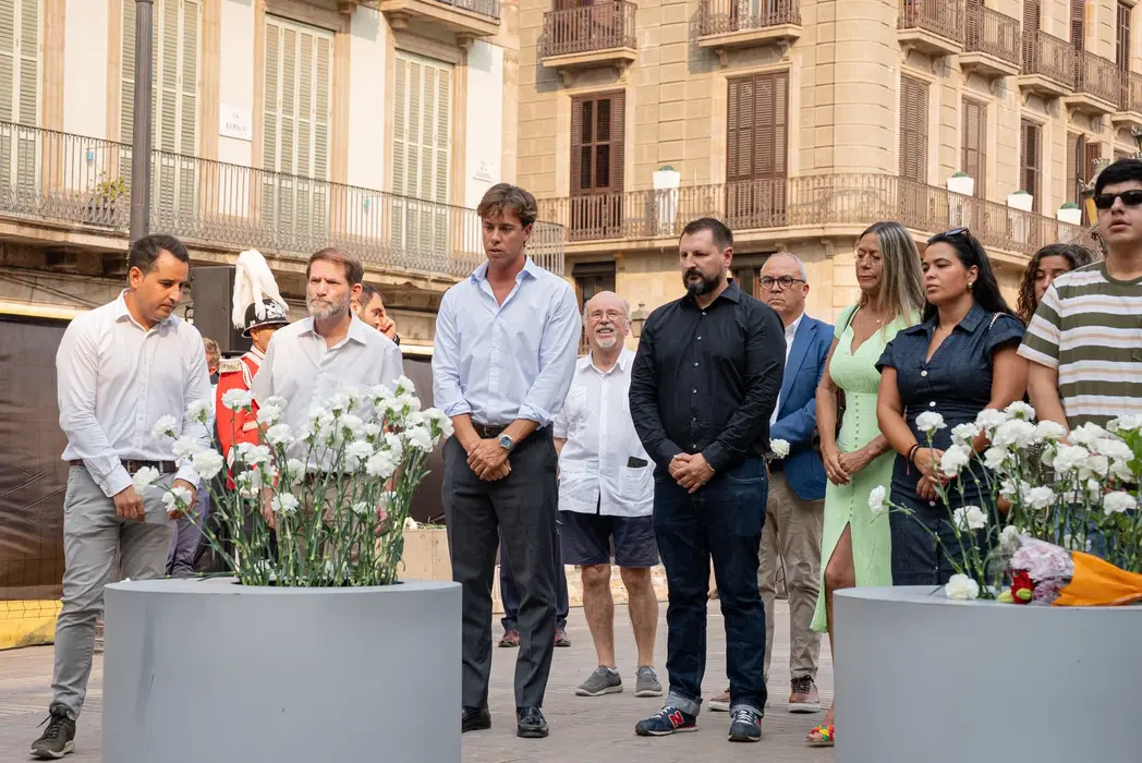 FOTOGRAFÍA. BARCELONA (CATALUÑA) REINO DE ESPAÑA, 17 DE AGOSTO DE 2025. Actos del Octavo Aniversario de los Atentados de Cataluña 17-A. El diputado de VOX por Barcelona al Congreso de los Diputados, Juan José Aizcorbe Torra; encabeza la comitiva de VOX en los homenajes a las víctimas de la masacre yihadista de Cataluña del pasado 17 de agosto de 2017. Estuvieron presentes junto al jefe de filas Aizcorbe, el presidente de VOX en Gerona y diputado catalán por esta provincia, Alberto Tarradas Peneque; el presidente de VOX en Barcelona y portavoz del Grupo Parlamentario en el Parlamento de Cataluña, Joan Garriga Doménech; el presidente del Grupo Municipal en el Ayuntamiento de Barcelona y líder de la formación en la ciudad Condal, Gonzalo de Oro-Pulido Plaza; el concejal en el Ayuntamiento de Barcelona, Liberto Mariano Senderos Oliva (Liberto Senderos); y varios consejeros de Distritos de la Ciudad de Barcelona. Lasvocesdelpueblo (Ñ Pueblo)