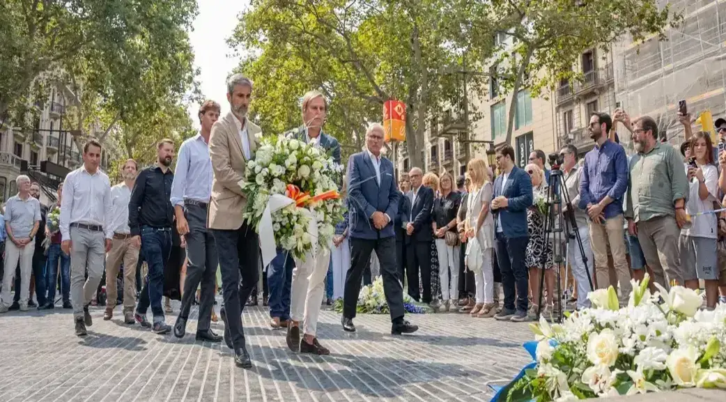 FOTOGRAFÍA. BARCELONA (CATALUÑA) REINO DE ESPAÑA, 17 DE AGOSTO DE 2025. Actos del Octavo Aniversario de los Atentados de Cataluña 17-A. El diputado de VOX por Barcelona al Congreso de los Diputados, Juan José Aizcorbe Torra; encabeza la comitiva de VOX en los homenajes a las víctimas de la masacre yihadista de Cataluña del pasado 17 de agosto de 2017. Estuvieron presentes junto al jefe de filas Aizcorbe, el presidente de VOX en Gerona y diputado catalán por esta provincia, Alberto Tarradas Peneque; el presidente de VOX en Barcelona y portavoz del Grupo Parlamentario en el Parlamento de Cataluña, Joan Garriga Doménech; el presidente del Grupo Municipal en el Ayuntamiento de Barcelona y líder de la formación en la ciudad Condal, Gonzalo de Oro-Pulido Plaza; el concejal en el Ayuntamiento de Barcelona, Liberto Mariano Senderos Oliva (Liberto Senderos); y varios consejeros de Distritos de la Ciudad de Barcelona. Lasvocesdelpueblo (Ñ Pueblo)