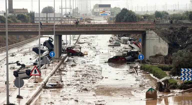 FOTOGRAFÍA. VALENCIA (COMUNIDAD VALENCIANA) REINO DE ESPAÑA, 31 DE OCTUBRE DE 2025. Aspecto de la carretera que une Valencia y Torrent el 31 de octubre de 2024, tras la riada del 29 de octubre de 2024, el día que se produjo la Depresión Aislada en Niveles Altos (DANA) o (gota fría) en la provincia de Valencia. Efe
