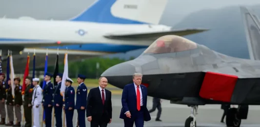 FOTOGRAFÍA. ANCHORAGE (ESTADO DE ALASKA) ESTADOS UNIDOS DE AMÉRICA, EEUU, 15 DE AGOSTO DE 2025. El presidente de los Estados Unidos de América (EEUU), líder del partido patriota estadounidense Partido Republicano, y líder del mundo libre, Donald John Trump (d); ha recibido hoy, viernes 15 de agosto de 2025, de manera emotiva en este día histórico para la Humanidad, a su homólogo de la Federación Rusa (Rusia), Vladímir Vladimirovich Putin (Vladimir Putin) (i); en Anchorage (Estado de Alaska) Estados Unidos de América. El encuentro y la recepción tienen lugar en: pista de aterrizaje de la base aérea de Elmendorf-Richardson, a las afueras de Anchorage (Estado Alaska). Lasvocesdelpueblo (Ñ Pueblo)
