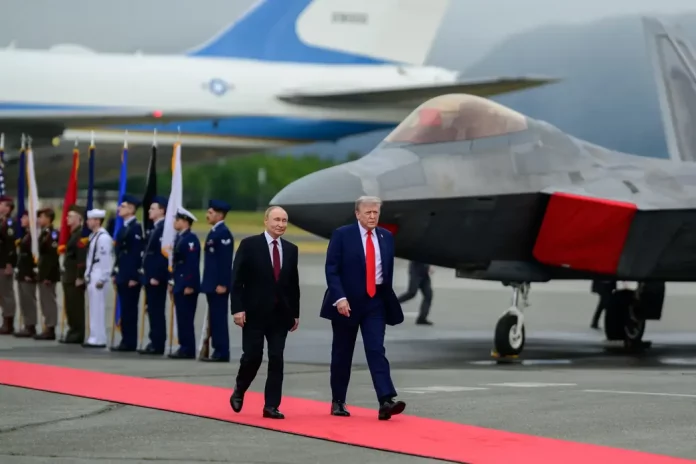 Vamos a poner fin a la guerra en Ucrania, Trump y Putin, Alaska, EEUU, Rusia (2) FOTOGRAFÍA. ANCHORAGE (ESTADO DE ALASKA) ESTADOS UNIDOS DE AMÉRICA, EEUU, 15 DE AGOSTO DE 2025. El presidente de los Estados Unidos de América (EEUU), líder del partido patriota estadounidense Partido Republicano, y líder del mundo libre, Donald John Trump (d); ha recibido hoy, viernes 15 de agosto de 2025, de manera emotiva en este día histórico para la Humanidad, a su homólogo de la Federación Rusa (Rusia), Vladímir Vladimirovich Putin (Vladimir Putin) (i); en Anchorage (Estado de Alaska) Estados Unidos de América. El encuentro y la recepción tienen lugar en: pista de aterrizaje de la base aérea de Elmendorf-Richardson, a las afueras de Anchorage (Estado Alaska). Lasvocesdelpueblo (Ñ Pueblo)