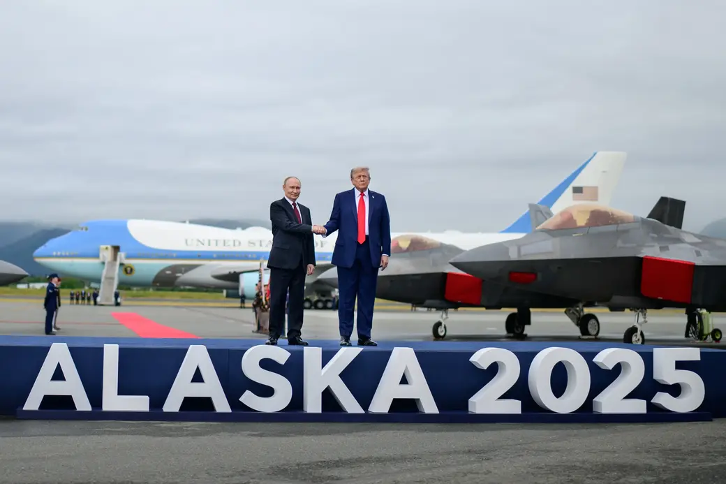 FOTOGRAFÍA. ANCHORAGE (ESTADO DE ALASKA) ESTADOS UNIDOS DE AMÉRICA, EEUU, 15 DE AGOSTO DE 2025. El presidente de los Estados Unidos de América (EEUU), líder del partido patriota estadounidense Partido Republicano, y líder del mundo libre, Donald John Trump (d); ha recibido hoy, viernes 15 de agosto de 2025, de manera emotiva en este día histórico para la Humanidad, a su homólogo de la Federación Rusa (Rusia), Vladímir Vladimirovich Putin (Vladimir Putin) (i); en Anchorage (Estado de Alaska) Estados Unidos de América. El encuentro y la recepción tienen lugar en: pista de aterrizaje de la base aérea de Elmendorf-Richardson, a las afueras de Anchorage (Estado Alaska). Lasvocesdelpueblo (Ñ Pueblo)