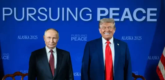 FOTOGRAFÍA. ANCHORAGE (ESTADO DE ALASKA) ESTADOS UNIDOS DE AMÉRICA, EEUU, 15 DE AGOSTO DE 2025. El presidente de los Estados Unidos de América (EEUU), líder del partido patriota estadounidense Partido Republicano, y líder del mundo libre, Donald John Trump (d); ha recibido hoy, viernes 15 de agosto de 2025, de manera emotiva en este día histórico para la Humanidad, a su homólogo de la Federación Rusa (Rusia), Vladímir Vladimirovich Putin (Vladimir Putin) (i); en Anchorage (Estado de Alaska) Estados Unidos de América. El encuentro y la recepción tienen lugar en: pista de aterrizaje de la base aérea de Elmendorf-Richardson, a las afueras de Anchorage (Estado Alaska). Lasvocesdelpueblo (Ñ Pueblo)