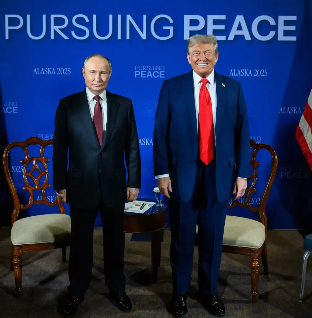 FOTOGRAFÍA. ANCHORAGE (ESTADO DE ALASKA) ESTADOS UNIDOS DE AMÉRICA, EEUU, 15 DE AGOSTO DE 2025. El presidente de los Estados Unidos de América (EEUU), líder del partido patriota estadounidense Partido Republicano, y líder del mundo libre, Donald John Trump (d); ha recibido hoy, viernes 15 de agosto de 2025, de manera emotiva en este día histórico para la Humanidad, a su homólogo de la Federación Rusa (Rusia), Vladímir Vladimirovich Putin (Vladimir Putin) (i); en Anchorage (Estado de Alaska) Estados Unidos de América. El encuentro y la recepción tienen lugar en: pista de aterrizaje de la base aérea de Elmendorf-Richardson, a las afueras de Anchorage (Estado Alaska). Lasvocesdelpueblo (Ñ Pueblo)