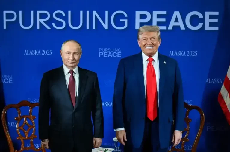 FOTOGRAFÍA. ANCHORAGE (ESTADO DE ALASKA) ESTADOS UNIDOS DE AMÉRICA, EEUU, 15 DE AGOSTO DE 2025. El presidente de los Estados Unidos de América (EEUU), líder del partido patriota estadounidense Partido Republicano, y líder del mundo libre, Donald John Trump (d); ha recibido hoy, viernes 15 de agosto de 2025, de manera emotiva en este día histórico para la Humanidad, a su homólogo de la Federación Rusa (Rusia), Vladímir Vladimirovich Putin (Vladimir Putin) (i); en Anchorage (Estado de Alaska) Estados Unidos de América. El encuentro y la recepción tienen lugar en: pista de aterrizaje de la base aérea de Elmendorf-Richardson, a las afueras de Anchorage (Estado Alaska). Lasvocesdelpueblo (Ñ Pueblo)