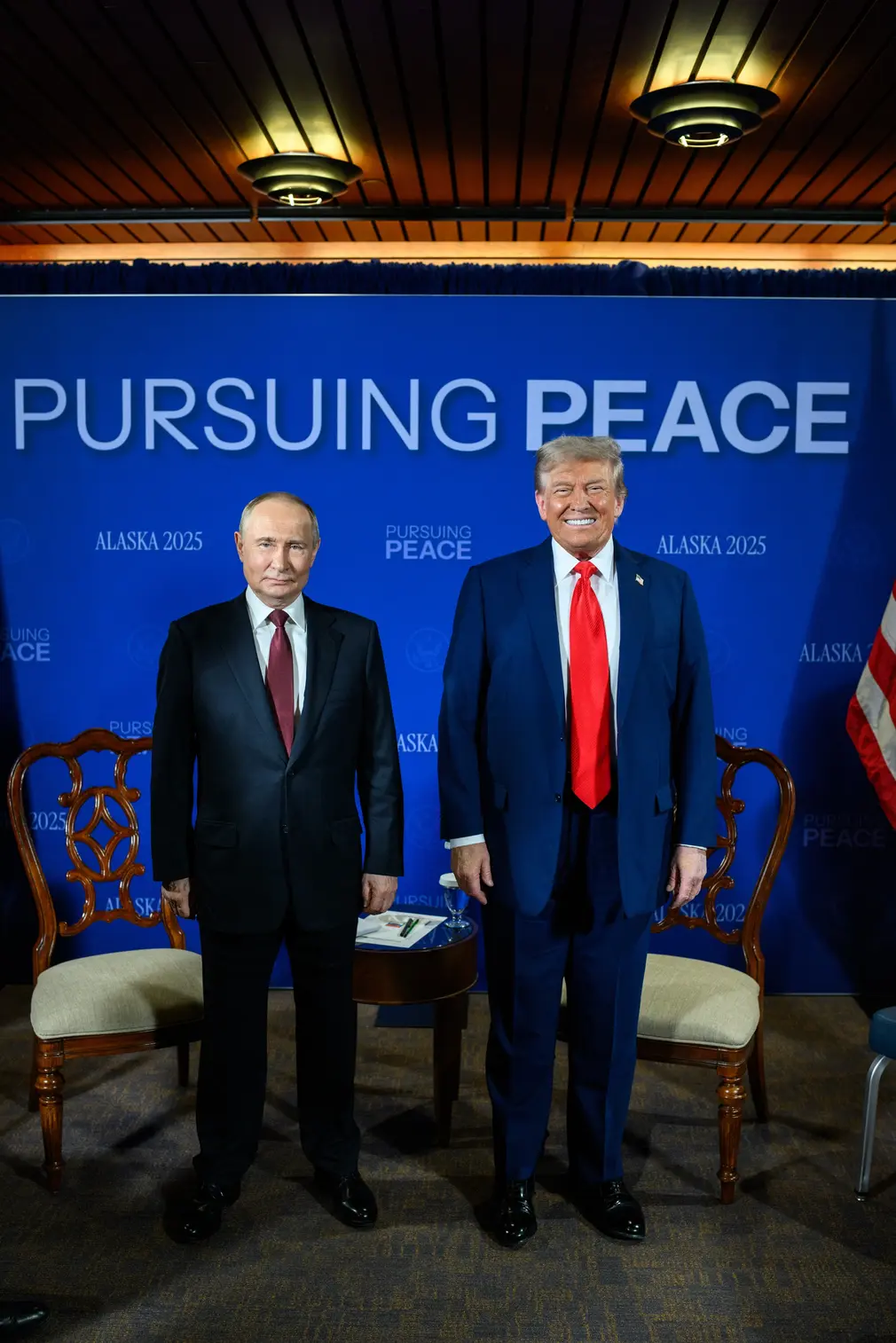 FOTOGRAFÍA. ANCHORAGE (ESTADO DE ALASKA) ESTADOS UNIDOS DE AMÉRICA, EEUU, 15 DE AGOSTO DE 2025. El presidente de los Estados Unidos de América (EEUU), líder del partido patriota estadounidense Partido Republicano, y líder del mundo libre, Donald John Trump (d); ha recibido hoy, viernes 15 de agosto de 2025, de manera emotiva en este día histórico para la Humanidad, a su homólogo de la Federación Rusa (Rusia), Vladímir Vladimirovich Putin (Vladimir Putin) (i); en Anchorage (Estado de Alaska) Estados Unidos de América. El encuentro y la recepción tienen lugar en: pista de aterrizaje de la base aérea de Elmendorf-Richardson, a las afueras de Anchorage (Estado Alaska). Lasvocesdelpueblo (Ñ Pueblo)