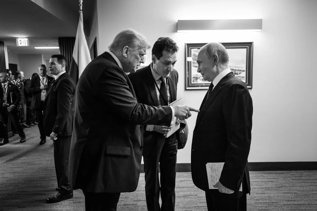 FOTOGRAFÍA. ANCHORAGE (ESTADO DE ALASKA) ESTADOS UNIDOS DE AMÉRICA, EEUU, 15 DE AGOSTO DE 2025. El presidente de los Estados Unidos de América (EEUU), líder del partido patriota estadounidense Partido Republicano, y líder del mundo libre, Donald John Trump (i); ha recibido hoy, viernes 15 de agosto de 2025, de manera emotiva en este día histórico para la Humanidad, a su homólogo de la Federación Rusa (Rusia), Vladímir Vladimirovich Putin (Vladimir Putin) (d); en Anchorage (Estado de Alaska) Estados Unidos de América. El encuentro y la recepción tienen lugar en: pista de aterrizaje de la base aérea de Elmendorf-Richardson, a las afueras de Anchorage (Estado Alaska). Lasvocesdelpueblo (Ñ Pueblo)