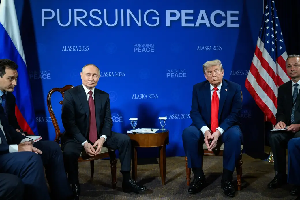 FOTOGRAFÍA. ANCHORAGE (ESTADO DE ALASKA) ESTADOS UNIDOS DE AMÉRICA, EEUU, 15 DE AGOSTO DE 2025. El presidente de los Estados Unidos de América (EEUU), líder del partido patriota estadounidense Partido Republicano, y líder del mundo libre, Donald John Trump (d); ha recibido hoy, viernes 15 de agosto de 2025, de manera emotiva en este día histórico para la Humanidad, a su homólogo de la Federación Rusa (Rusia), Vladímir Vladimirovich Putin (Vladimir Putin) (i); en Anchorage (Estado de Alaska) Estados Unidos de América. El encuentro y la recepción tienen lugar en: pista de aterrizaje de la base aérea de Elmendorf-Richardson, a las afueras de Anchorage (Estado Alaska). Lasvocesdelpueblo (Ñ Pueblo)