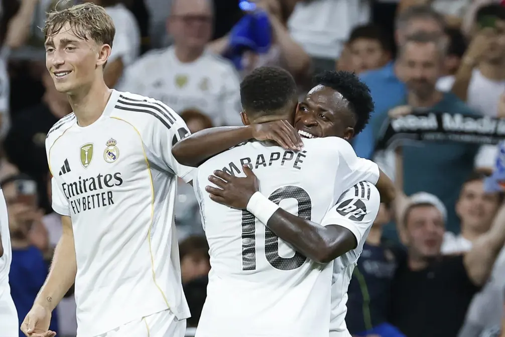 FOTOGRAFÍA. MADRID (COMUNIDAD DE MADRID) REINO DE ESPAÑA, 30 DE AGOSTO DE 2025. Victoria del Real Madrid ante el Mallorca. El delantero brasileño del Real Madrid Vinicius Jr. (d) celebra su gol durante el partido de la tercera jornada de LaLiga entre el Real Madrid y el RCD Mallorca, este sábado en el estadio Santiago Bernabéu. Efe