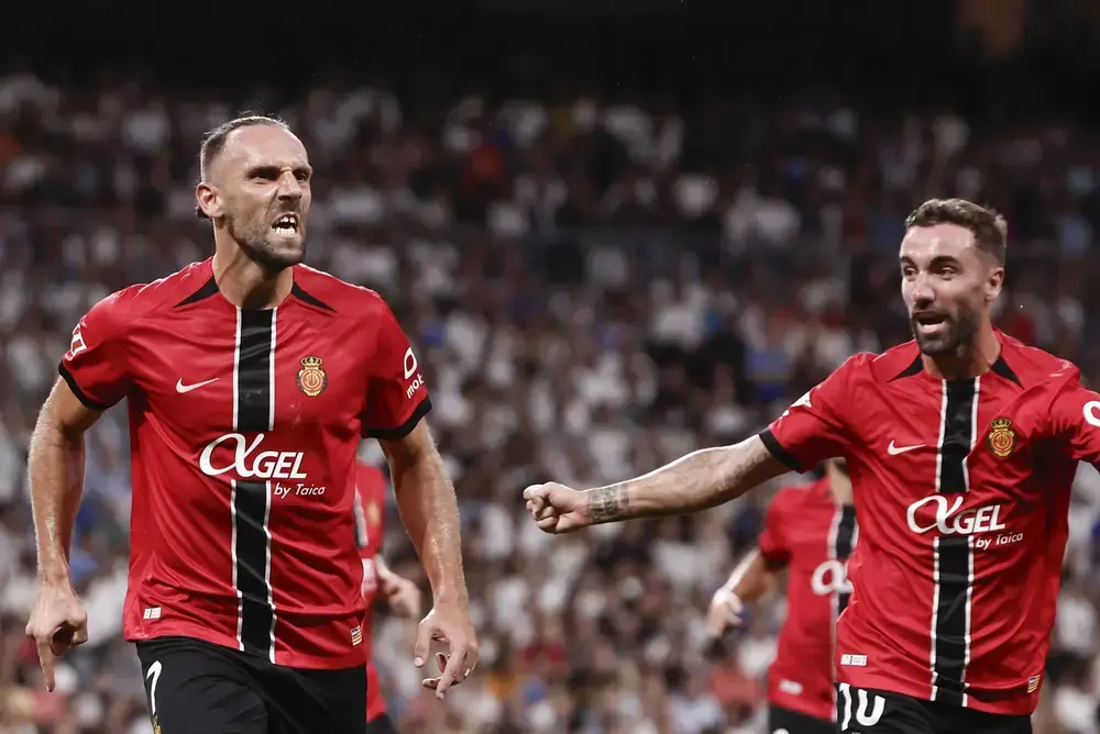 FOTOGRAFÍA. MADRID (COMUNIDAD DE MADRID) REINO DE ESPAÑA, 30 DE AGOSTO DE 2025. El delantero kosovar del Mallorca Vedat Muriqi (i) celebra su gol durante el partido de la tercera jornada de LaLiga entre el Real Madrid y el RCD Mallorca, este sábado en el estadio Santiago Bernabéu. Efe