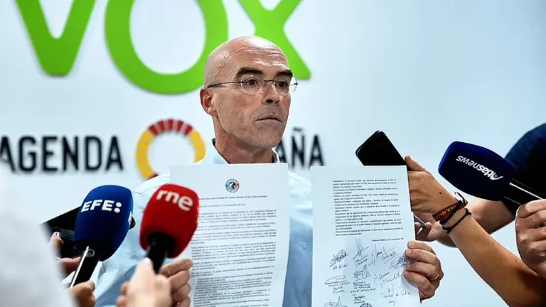 FOTOGRAFÍA. MADRID (REINO DE ESPAÑA), 20 DE AGOSTO DE 2025. El jefe de la Delegación de VOX en Bruselas y coordinador Nacional Jurídico VOX, Jorge Buxadé Villalba, registrado este miércoles durante una rueda de prensa en la sede nacional de la Resistencia española, en calle Bambú 12 de Madrid, sobre una pieza separada del Caso Moncloa y el bipartidismo (PP y PSOE) pirómano. Lasvocesdelpueblo (Ñ Pueblo)