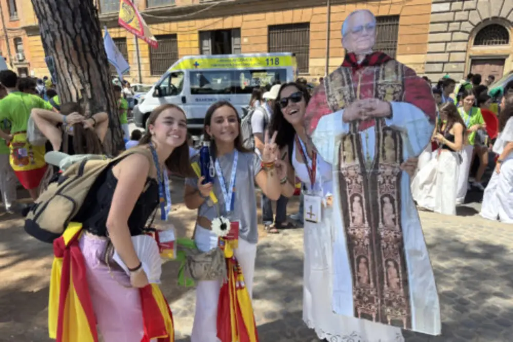 FOTOGRAFÍA. ROMA (ITALIA), 01 DE AGOSTO DE 2025.- La Plaza de San Pedro se convirtió este viernes en una auténtica fiesta española con motivo del Jubileo de la Juventud, al reunir a más de 25.000 jóvenes en una jornada marcada por la música, la oración y los testimonios personales de fe. Los peregrinos españoles, el segundo grupo más numeroso tras los italianos, tiñeron la plaza de verde con camisetas repartidas por la Conferencia Episcopal Española (CEE), que organizó el encuentro con una orquesta, un coro y un grupo de bailarines contemporáneos. Efe