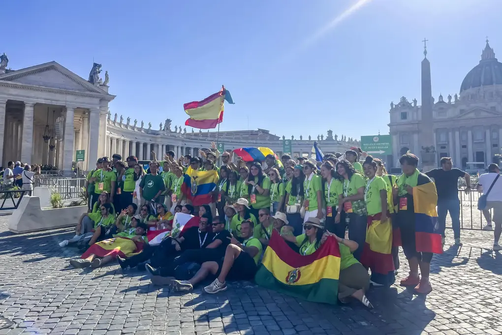 FOTOGRAFÍA. ROMA (ITALIA), 01 DE AGOSTO DE 2025.- La Plaza de San Pedro se convirtió este viernes en una auténtica fiesta española con motivo del Jubileo de la Juventud, al reunir a más de 25.000 jóvenes en una jornada marcada por la música, la oración y los testimonios personales de fe. Los peregrinos españoles, el segundo grupo más numeroso tras los italianos, tiñeron la plaza de verde con camisetas repartidas por la Conferencia Episcopal Española (CEE), que organizó el encuentro con una orquesta, un coro y un grupo de bailarines contemporáneos. Efe