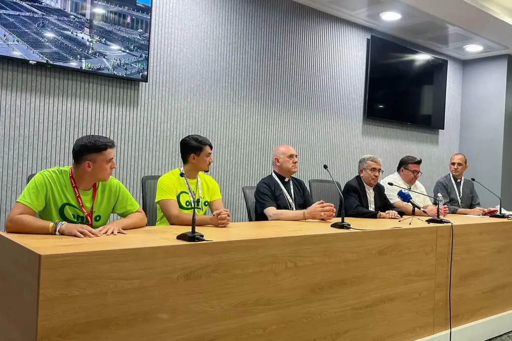 FOTOGRAFÍA. ROMA (ITALIA), 01 DE AGOSTO DE 2025.- (De izquierda a derecha) Alberto Naranjo, jóven de la diócesis de Getafe, Antonio Garrido, jóven de la diócesis de Sevilla, Arturo Ros, obispo de Santander, y presidente de la Subcomisión de Infancia y Juventud de la CEE, Luis Argüello, arzobispo de Valladolid y presidente de la Conferencia Episcopal Española, Raúl Tinajero, responsable y coordinador de la peregrinación de españoles, y Josetxo Vera, director de Comunicación de la CEE, en una rueda de prensa en Roma antes de la reunión y posterior misa a la que asistirán este viernes más de 25.000 jóvenes españoles en la plaza de San Pedro con ocasión del Jubileo de la Juventud. Efe